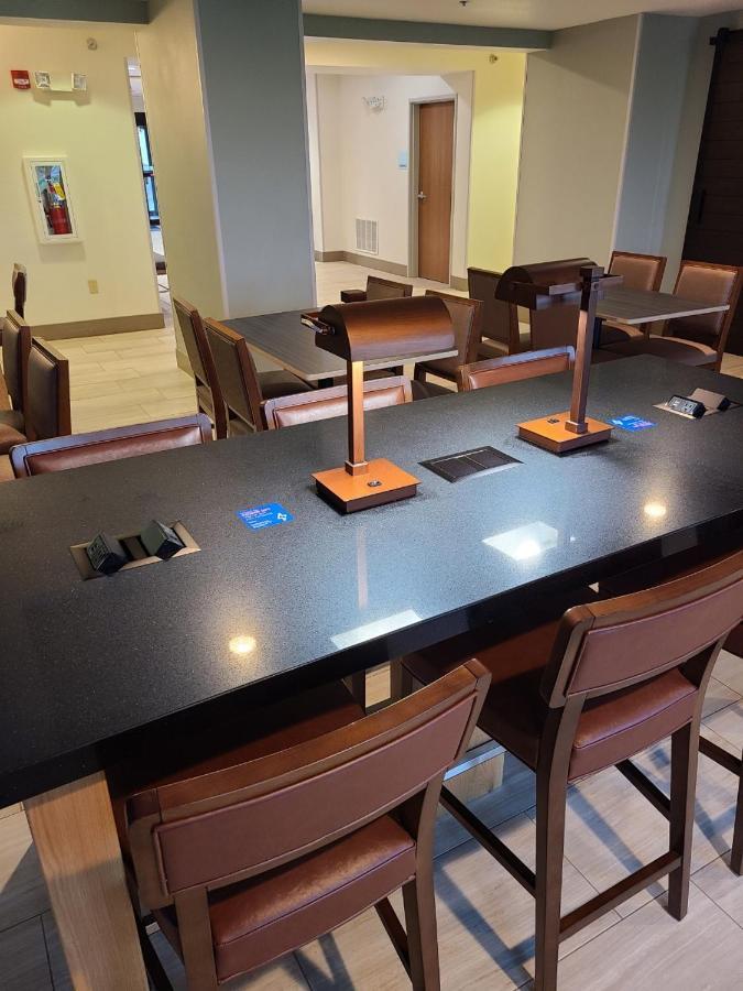 Holiday Inn Express Hotel & Suites Sheldon By Ihg Екстериор снимка