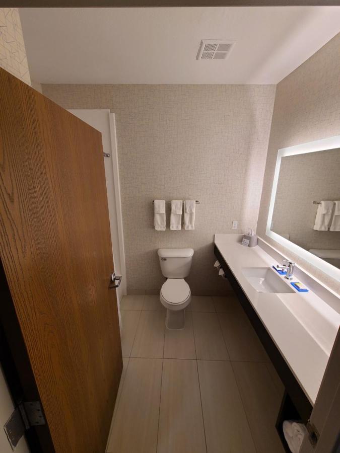 Holiday Inn Express Hotel & Suites Sheldon By Ihg Екстериор снимка