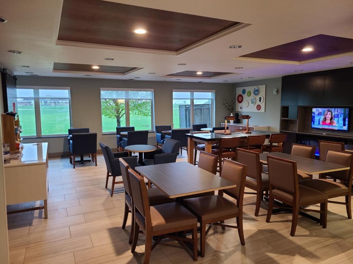 Holiday Inn Express Hotel & Suites Sheldon By Ihg Екстериор снимка