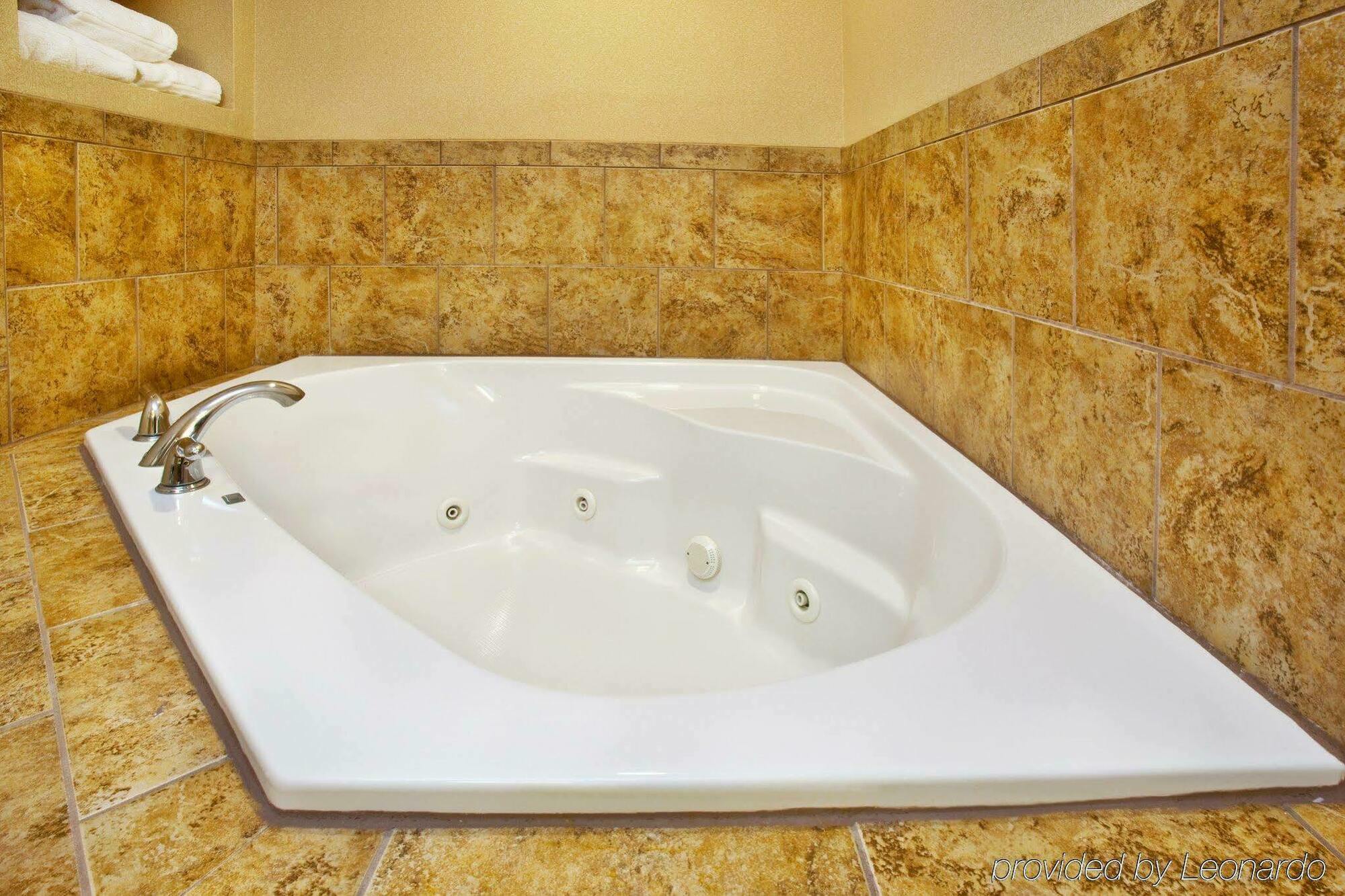 Holiday Inn Express Hotel & Suites Sheldon By Ihg Стая снимка